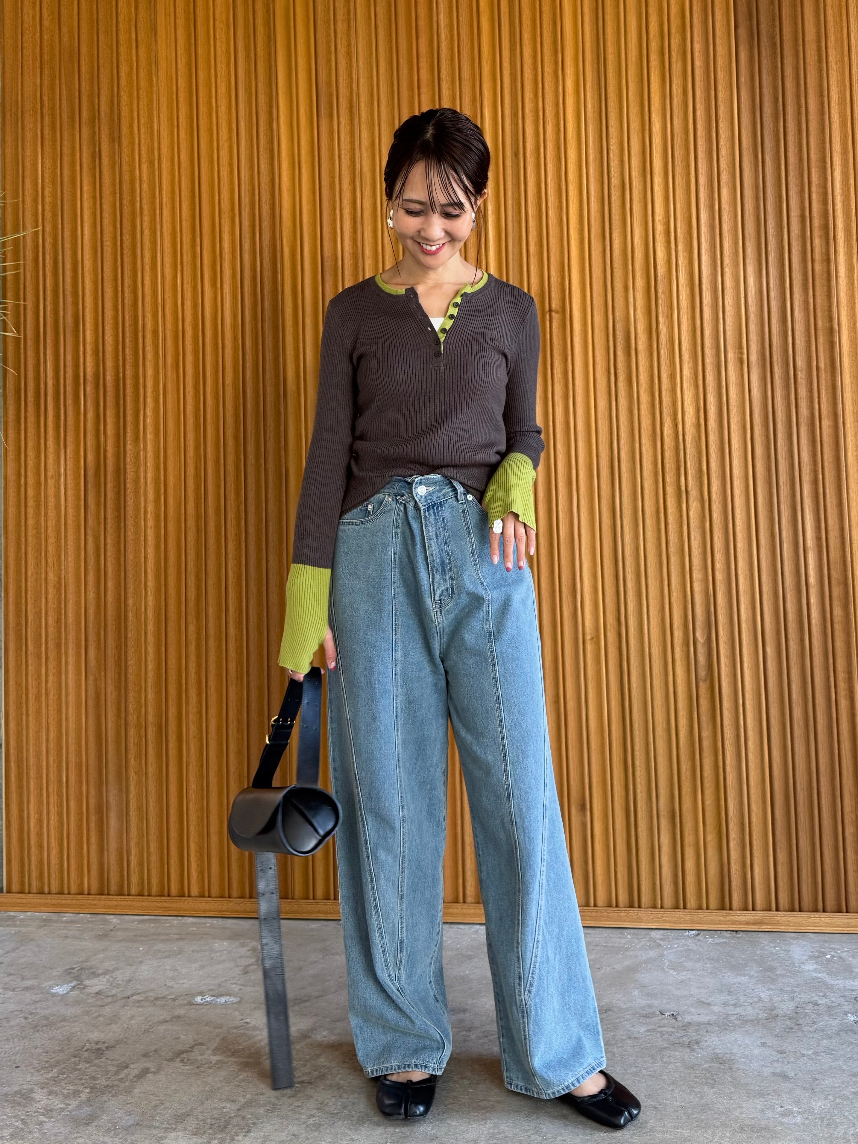 KJ ストレートデニム SET] 配色キーネックプルオーバー / チャコール + 切替えストレート