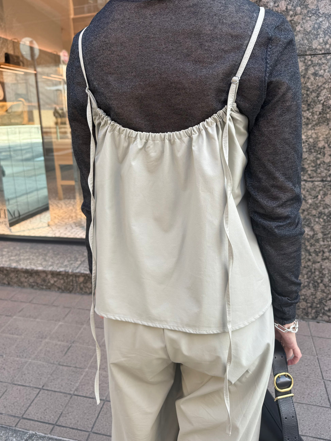 ウォッシャブルフェイクレザーキャミソール / エクリュ