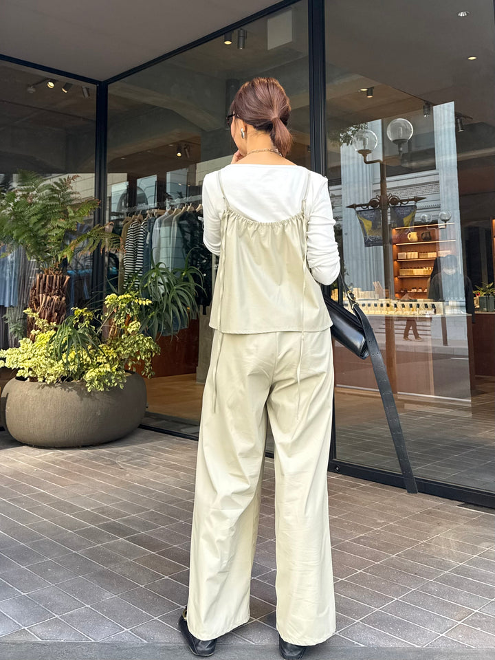 [3点SET] ドレープロングTシャツ / オフホワイト + ウォッシャブルフェイクレザーキャミソール / エクリュ + ウォッシャブルフェイクレザータックパンツ / エクリュ