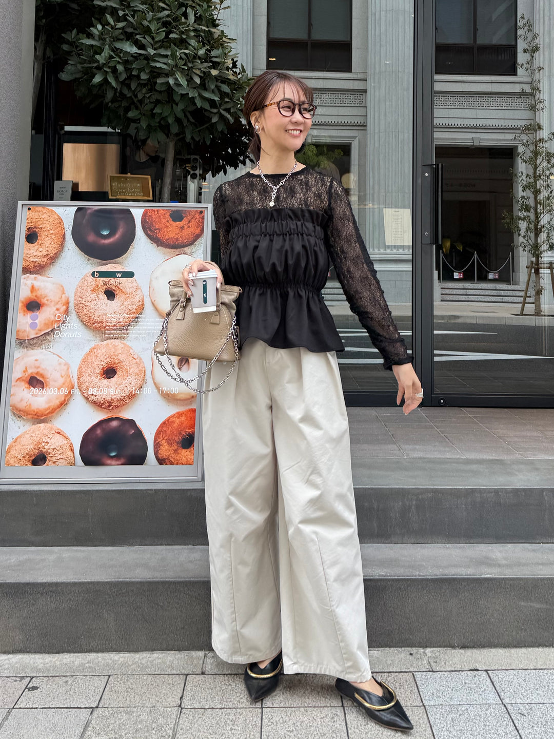 【予約】[3点SET] 袖ギャザーレーストップス / ブラック + ギャザービスチェ / ブラック + ツイルタックワイドパンツ / アイボリー(4月中旬発送予定)