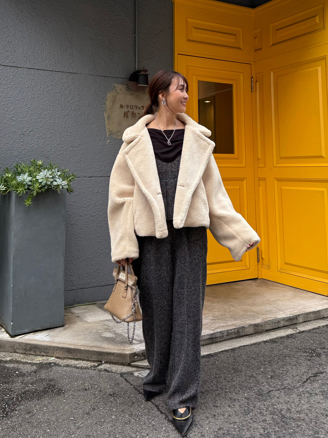 【予約】[SET] ボアショートコート / ライトベージュ + プリーツビスチェオールインワン / ブラック (11月上旬発送予定)