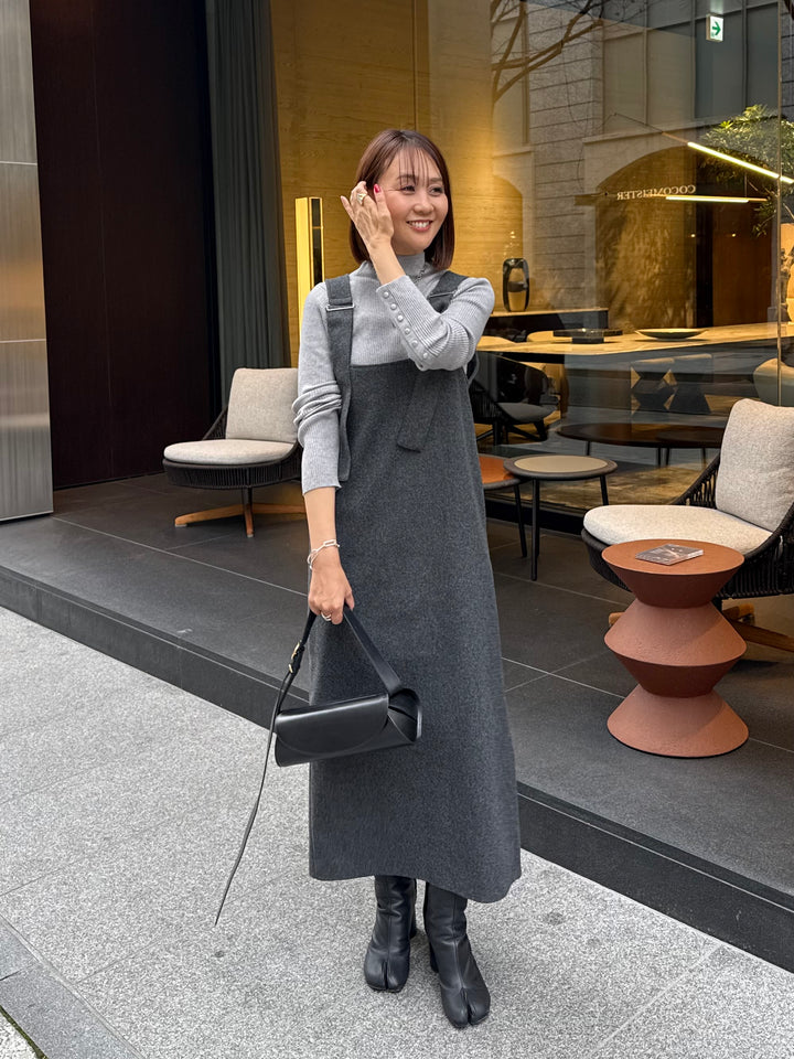 【予約】[SET] ウールライクVネックジャンパースカート / チャコール + 袖ボタンハイネックニット / グレー(1月中旬発送予定)