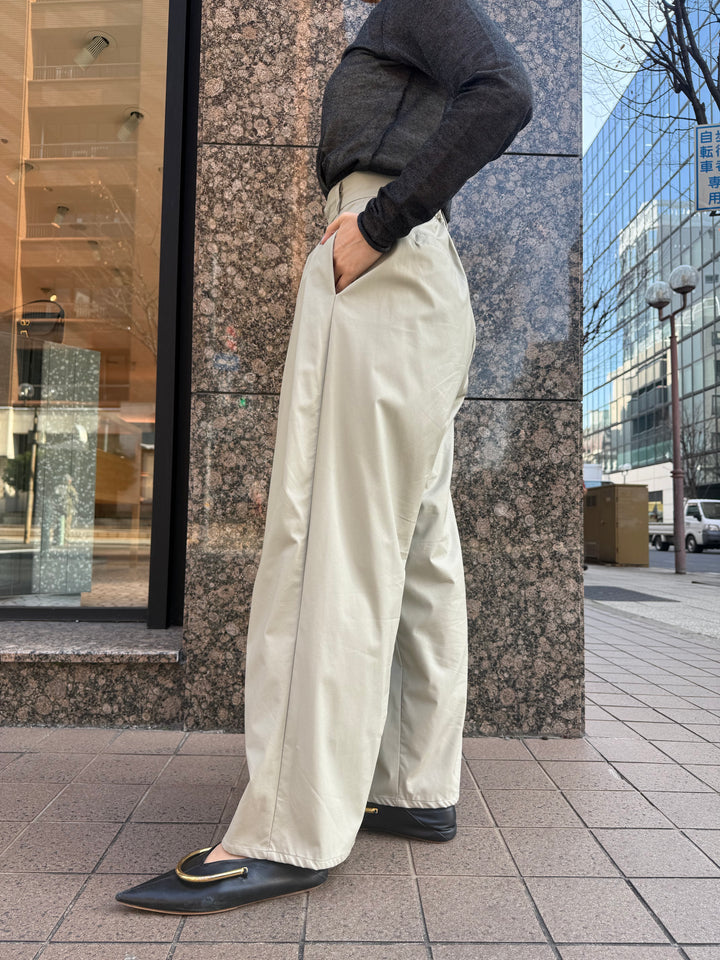 ウォッシャブルフェイクレザータックパンツ / エクリュ