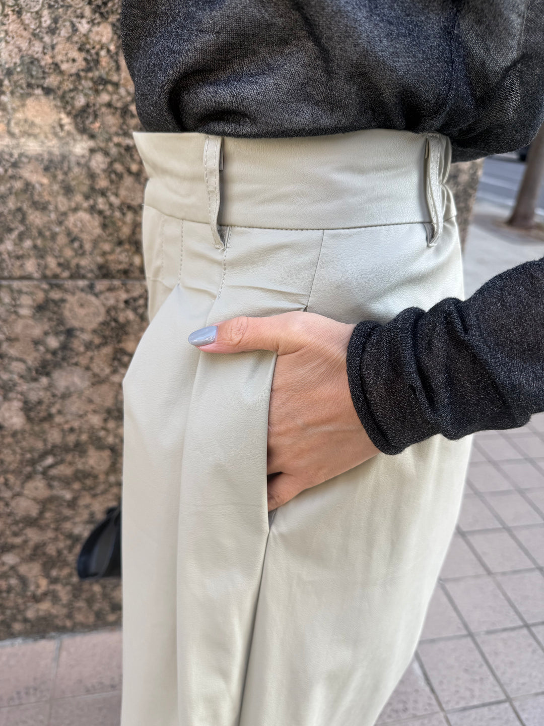 ウォッシャブルフェイクレザータックパンツ / エクリュ