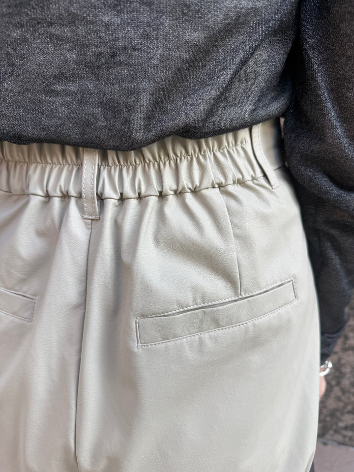 ウォッシャブルフェイクレザータックパンツ / エクリュ