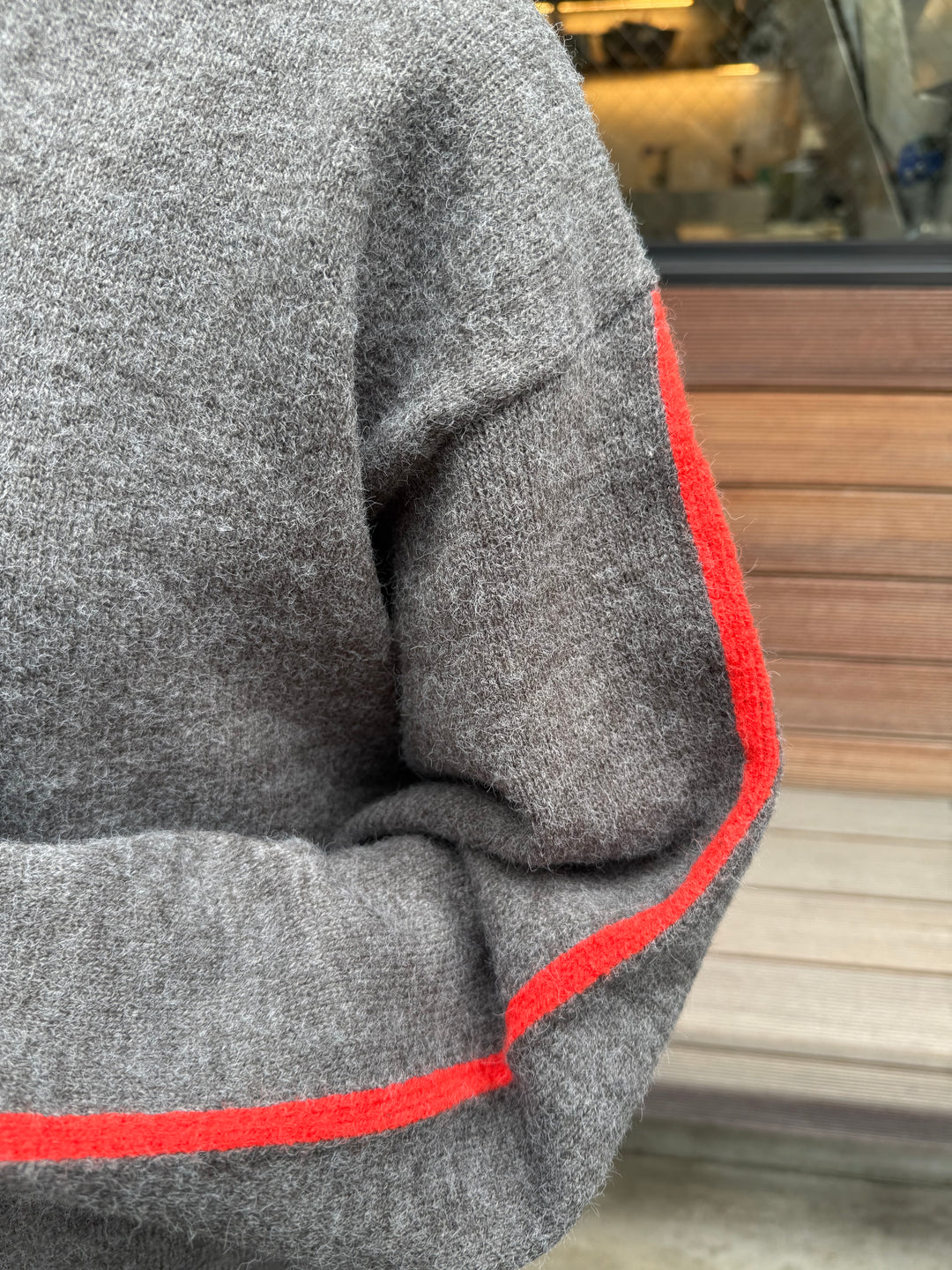 【予約】アルパカタッチ配色ラインプルオーバー / チャコール(12月中旬発送予定)