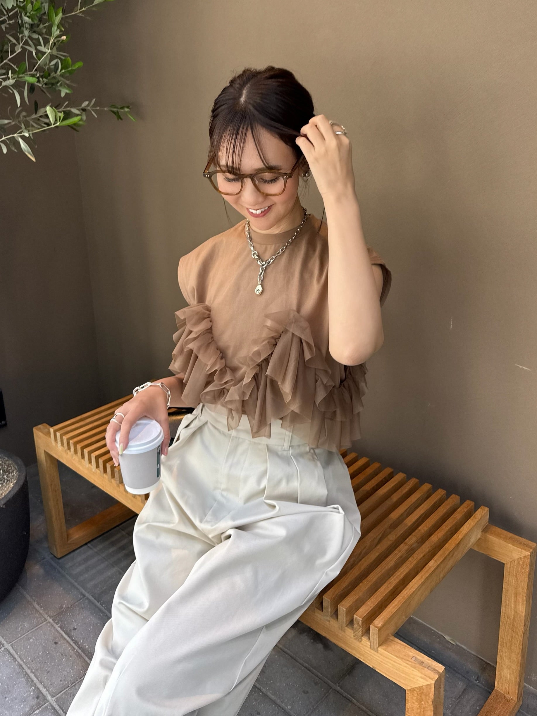 新作300円OFF] チュールフリルフレンチTシャツ / ブラウン – fosie