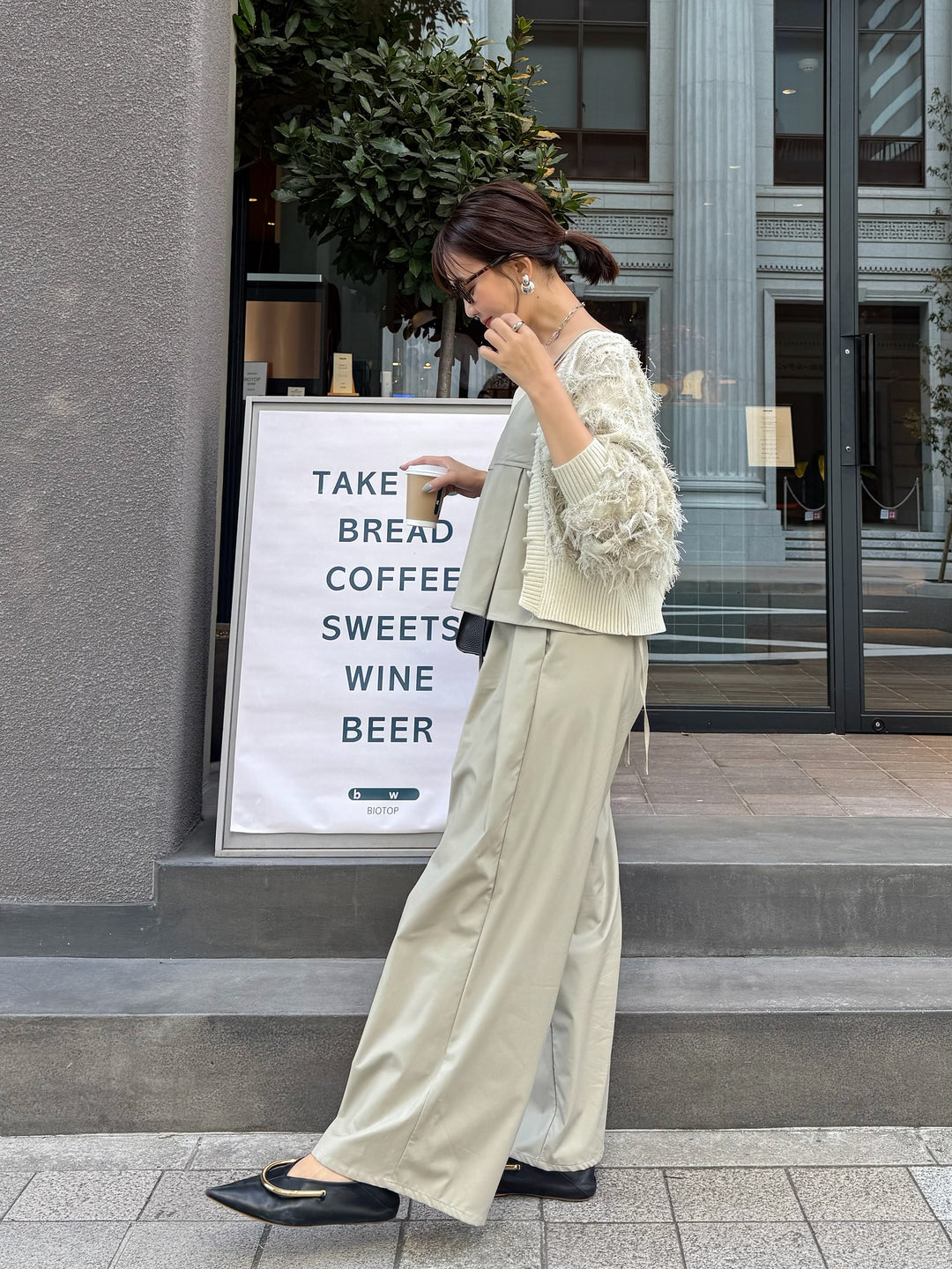 ウォッシャブルフェイクレザータックパンツ / エクリュ