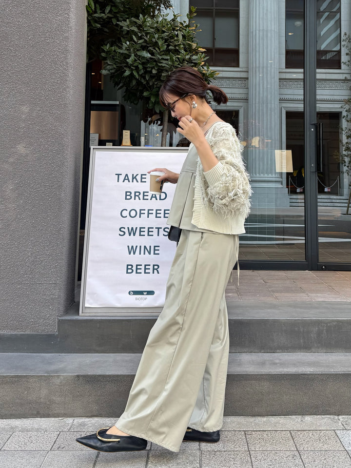 ウォッシャブルフェイクレザータックパンツ / エクリュ