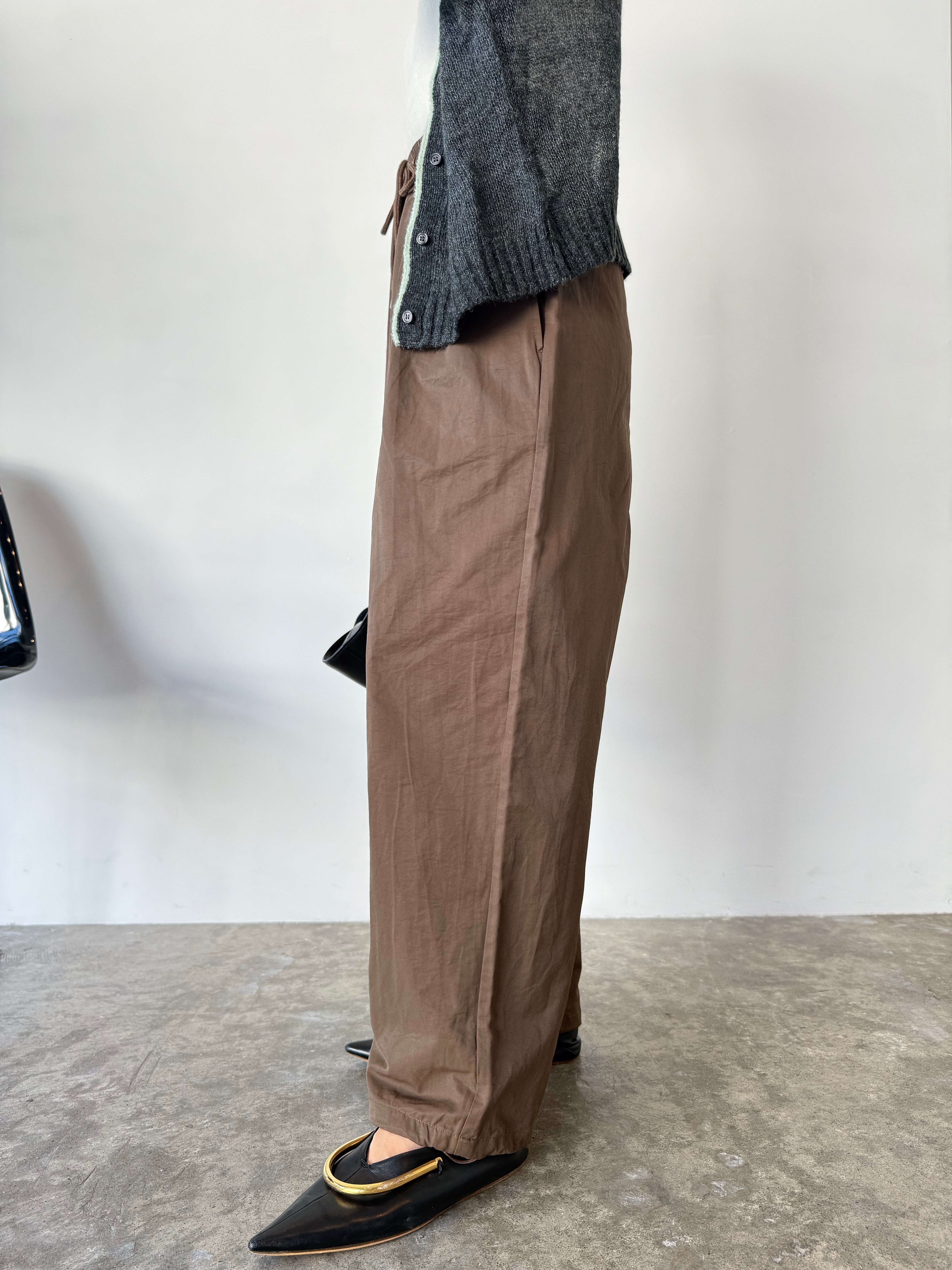 タックイージーパンツ / ブラウン – fosie タックイージーパンツ / ブラウン – fosie