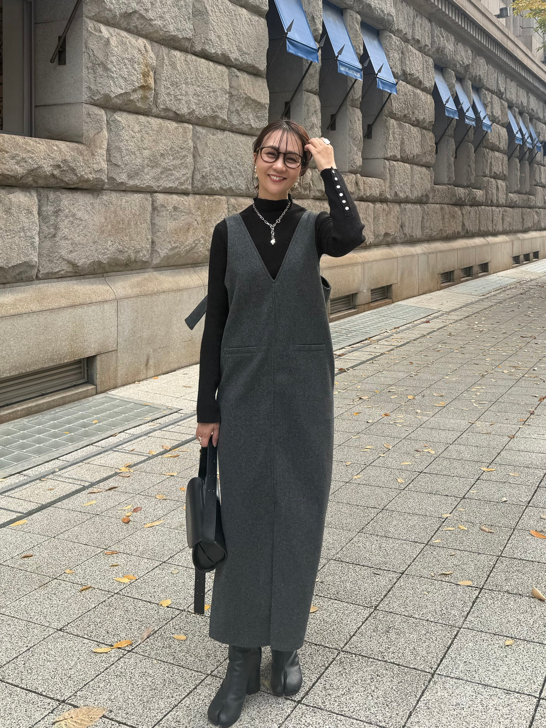 【予約】 ウールライクVネックジャンパースカート / チャコール(1月上旬発送予定)