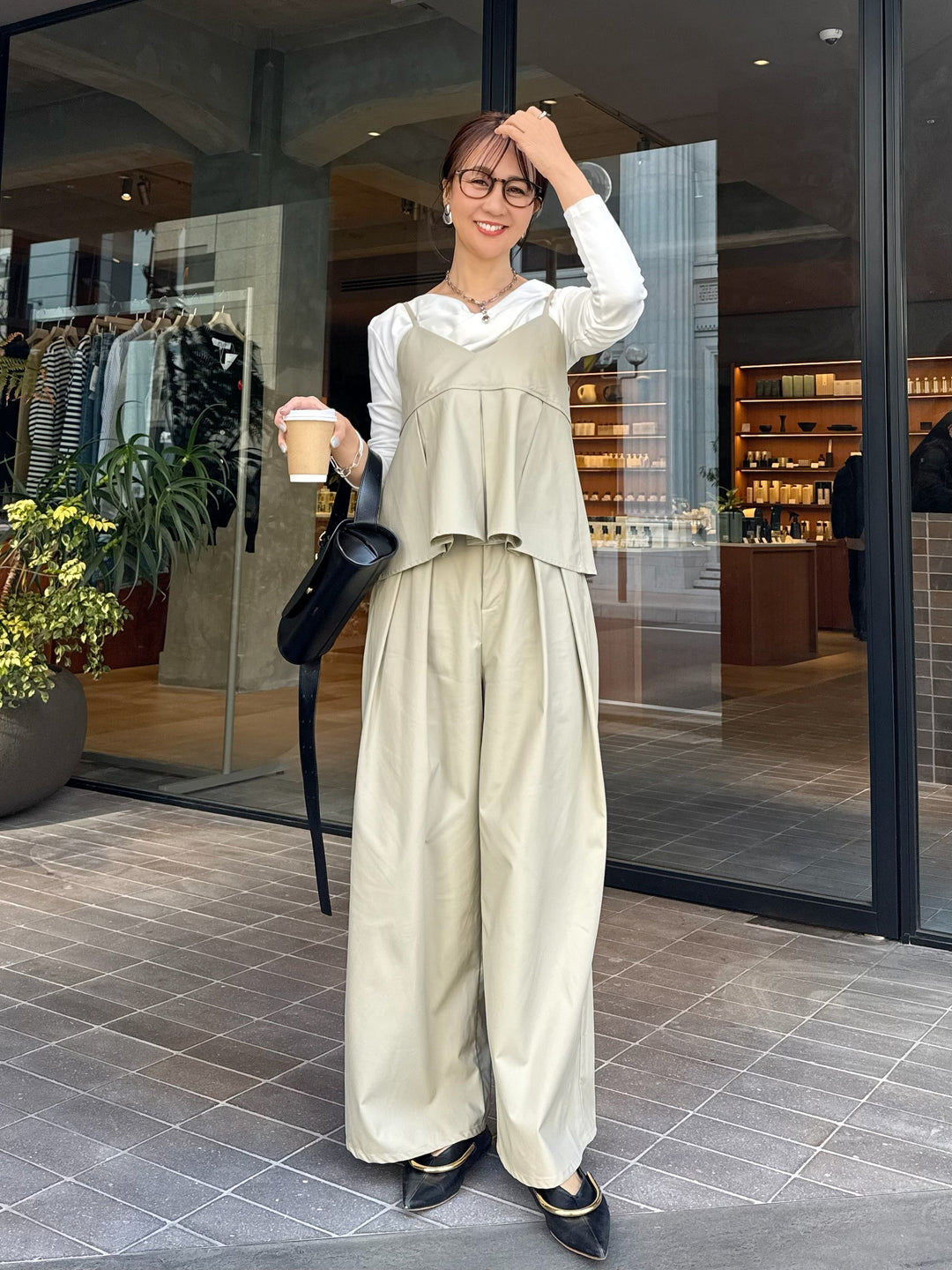 [3点SET] ドレープロングTシャツ / オフホワイト + ウォッシャブルフェイクレザーキャミソール / エクリュ + ウォッシャブルフェイクレザータックパンツ / エクリュ