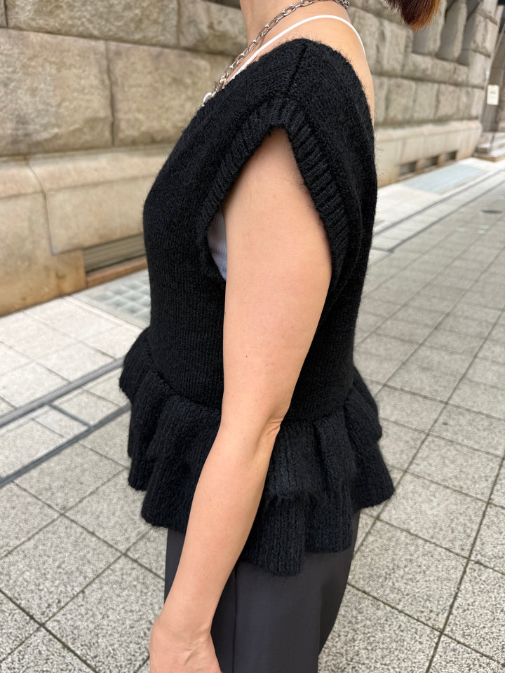 [新作300円OFF] モヘアタッチフリルベスト / ブラック