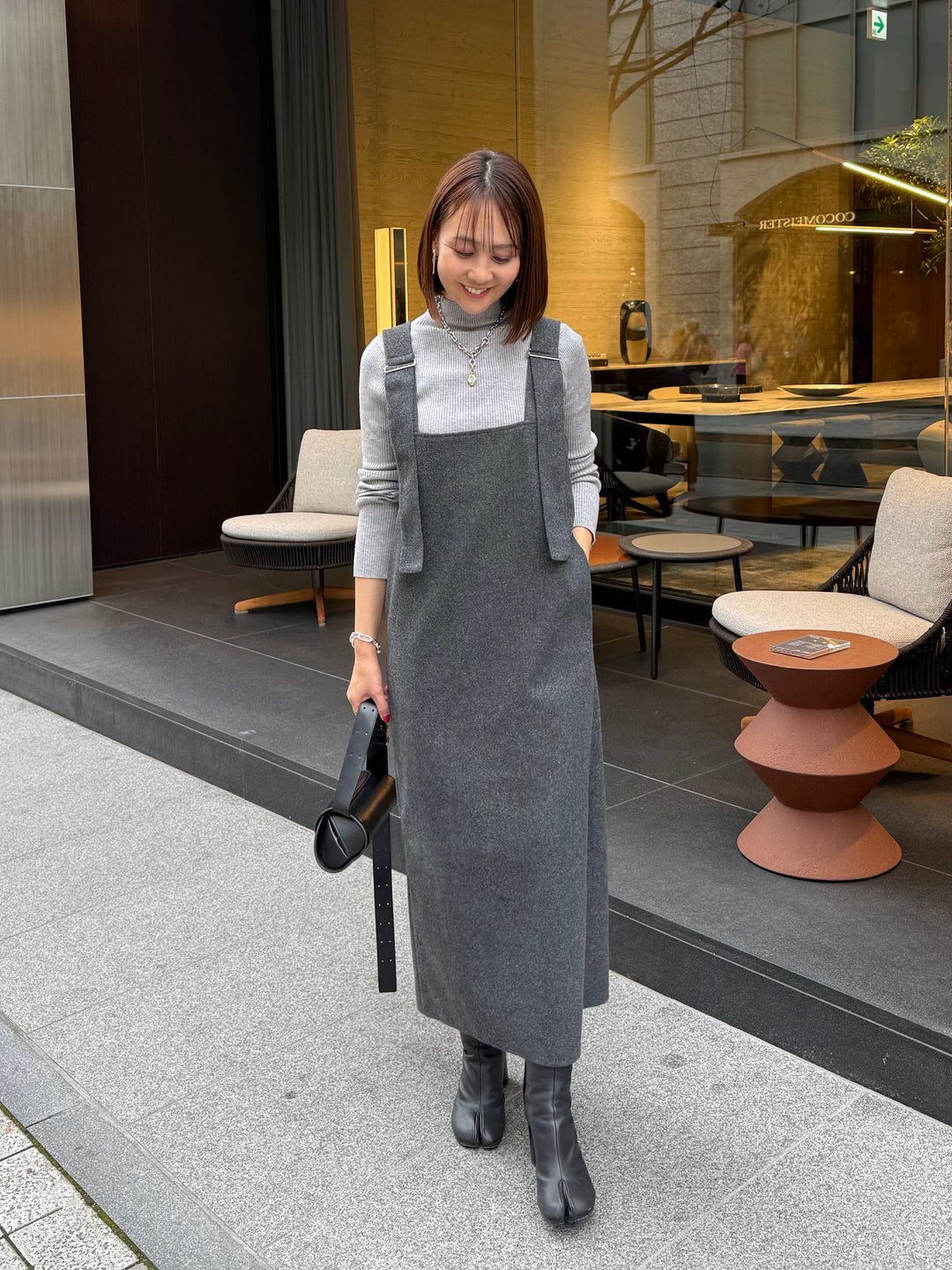 【予約】[SET] ウールライクVネックジャンパースカート / チャコール + 袖ボタンハイネックニット / グレー(1月中旬発送予定)