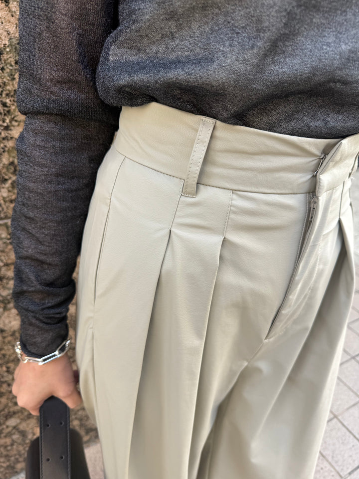 ウォッシャブルフェイクレザータックパンツ / エクリュ