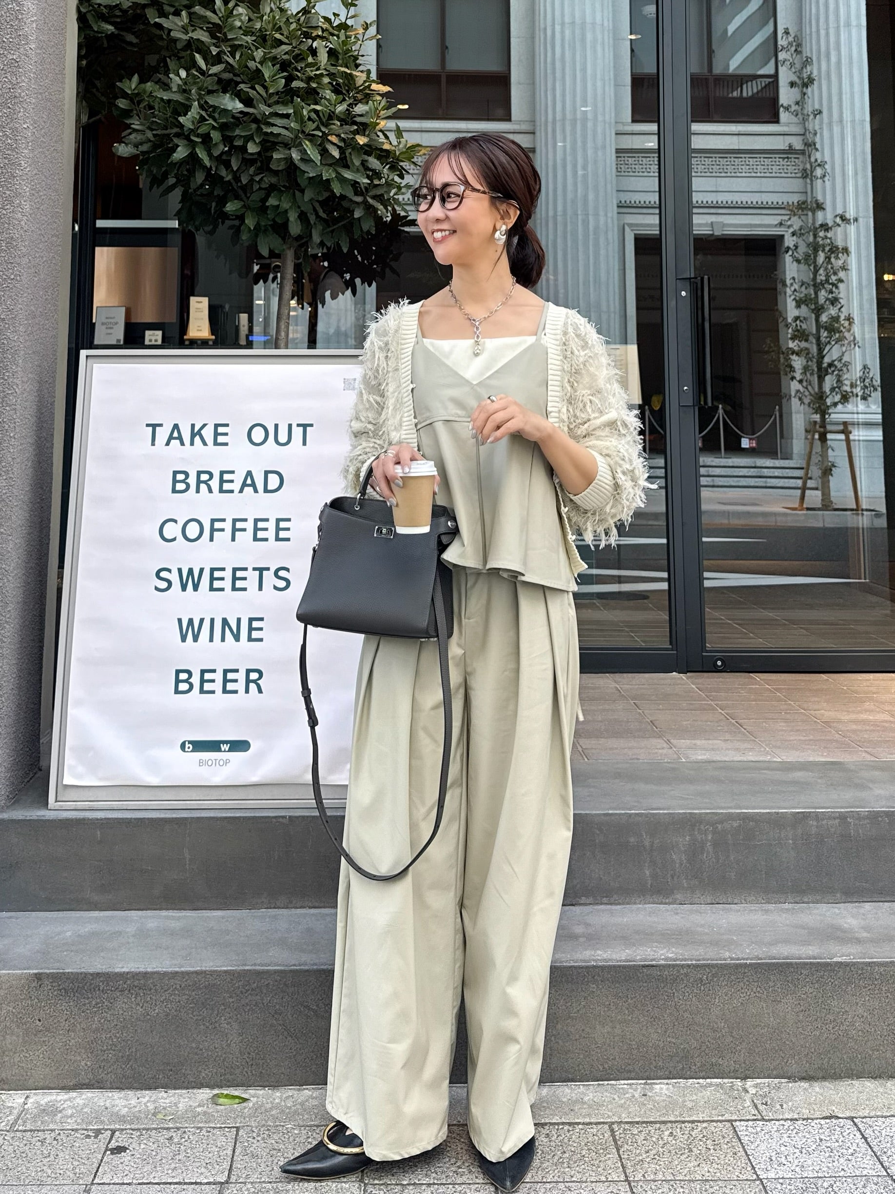 新作300円OFF]ウォッシャブルフェイクレザータックパンツ / エクリュ