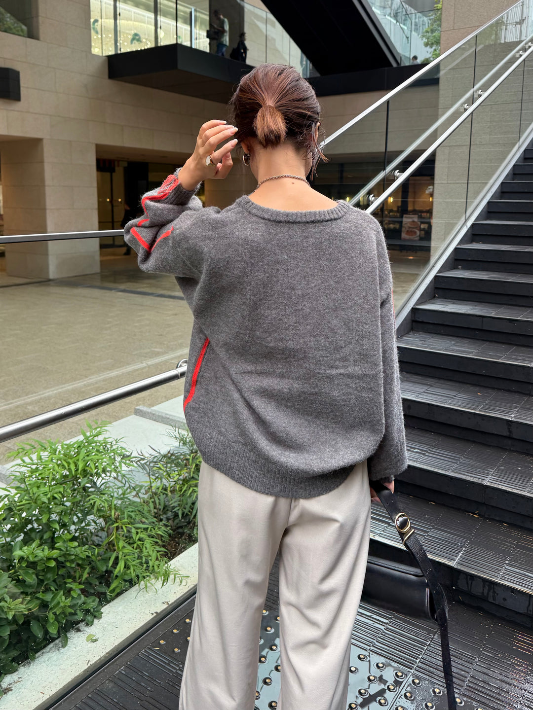 【予約】アルパカタッチ配色ラインプルオーバー / チャコール(12月中旬発送予定)