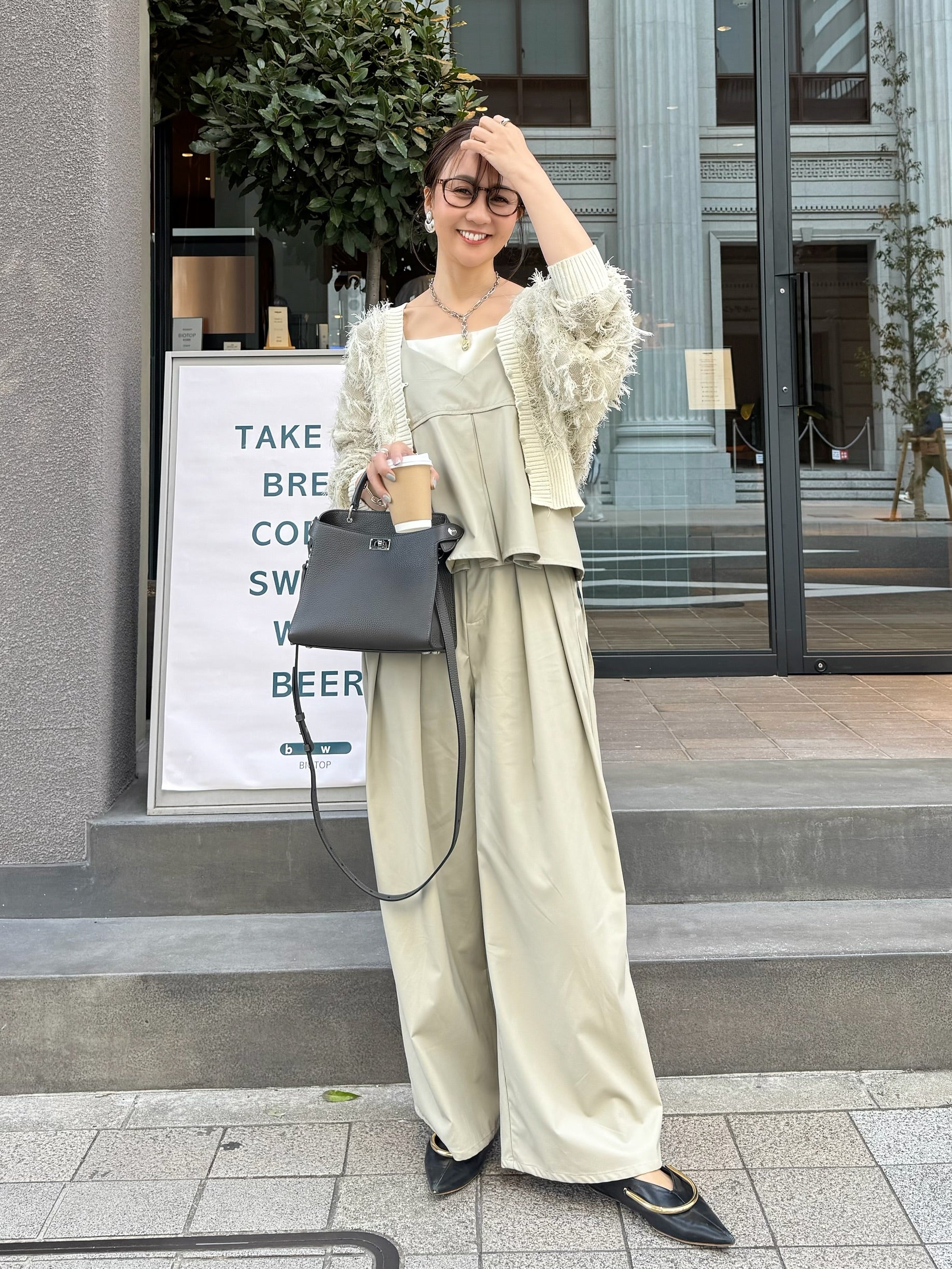 ウォッシャブルフェイクレザータックパンツ / エクリュ – fosie