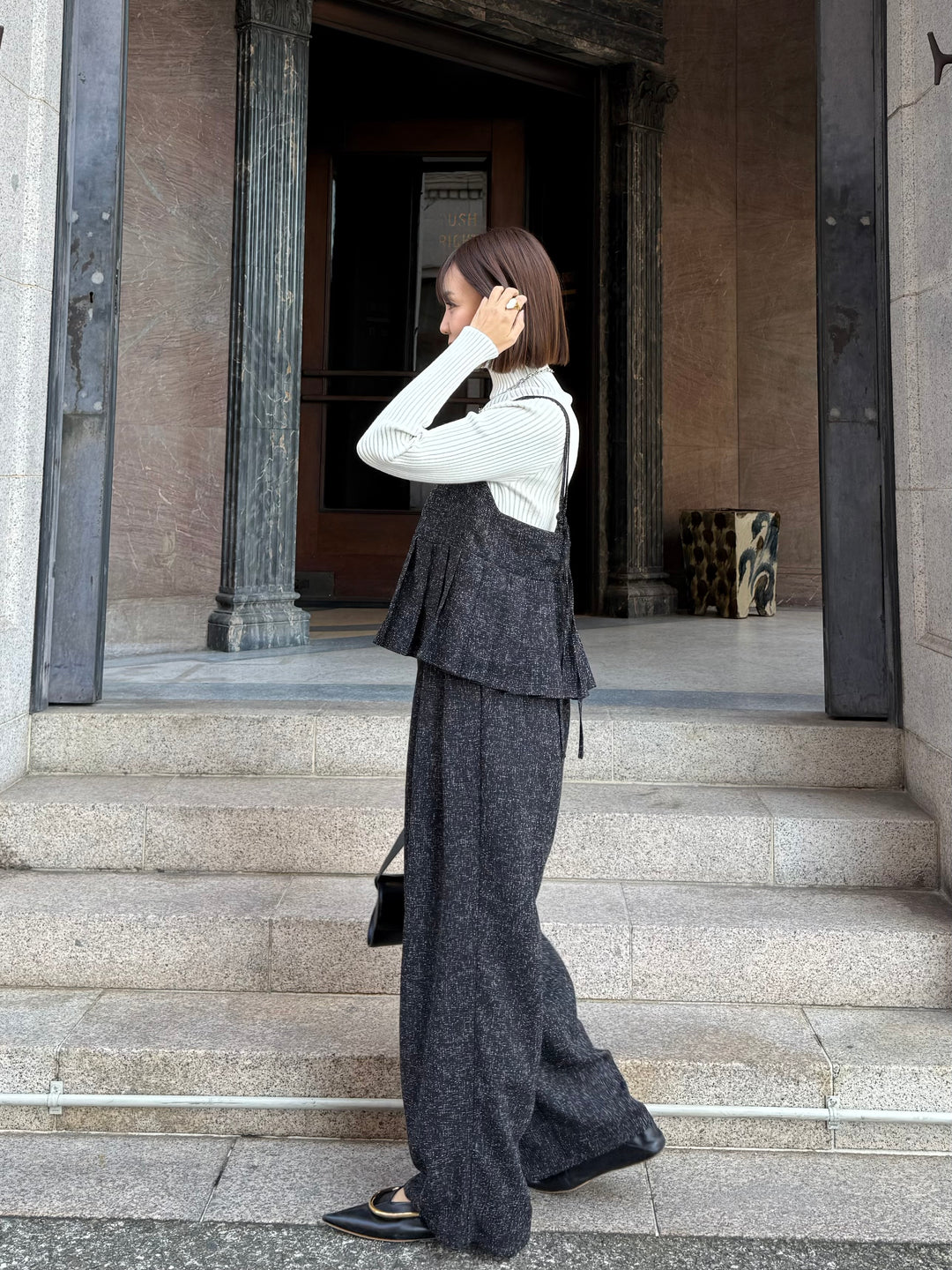 【予約】[SET] サマーツイードプリーツキャミ / ブラック + サマーツイードタックパンツ / ブラック(2月中旬頃発送予定)