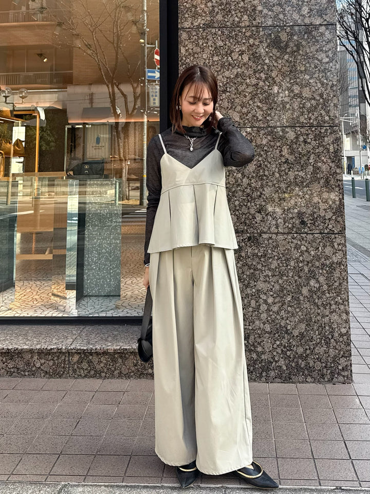 ウォッシャブルフェイクレザータックパンツ / エクリュ