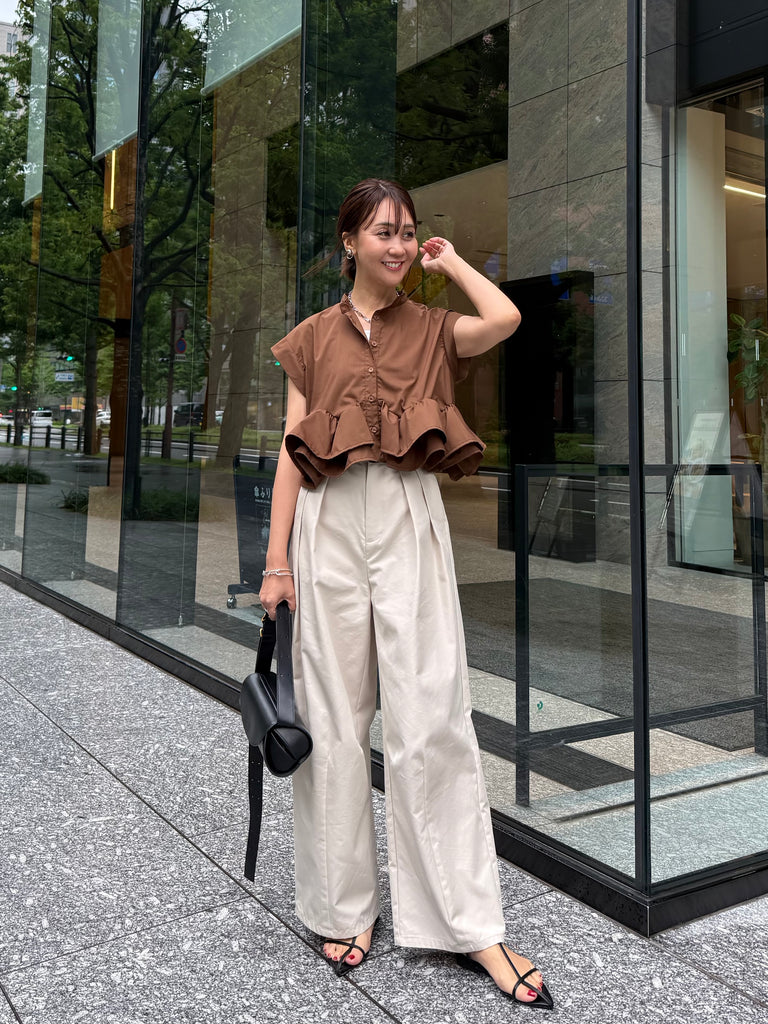 ぶ*ん様 【美品】INDIVI ツイルネックフレンチブラウス パンツ セットアッ SET]フレンチスリーブフリルヘムブラウス / ブラウン + ツイルタック