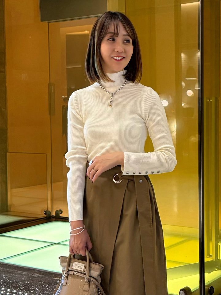 袖ボタンハイネックニット / アイボリー