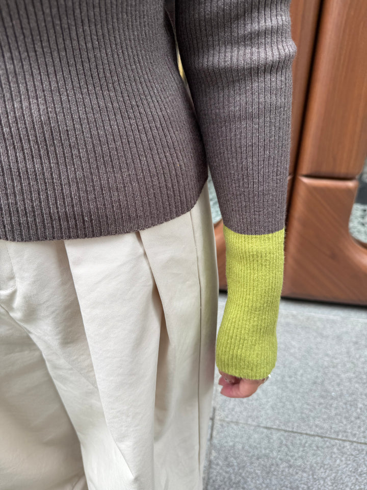[新作300円OFF] 配色リブハイネックプルオーバー / チャコールグレー