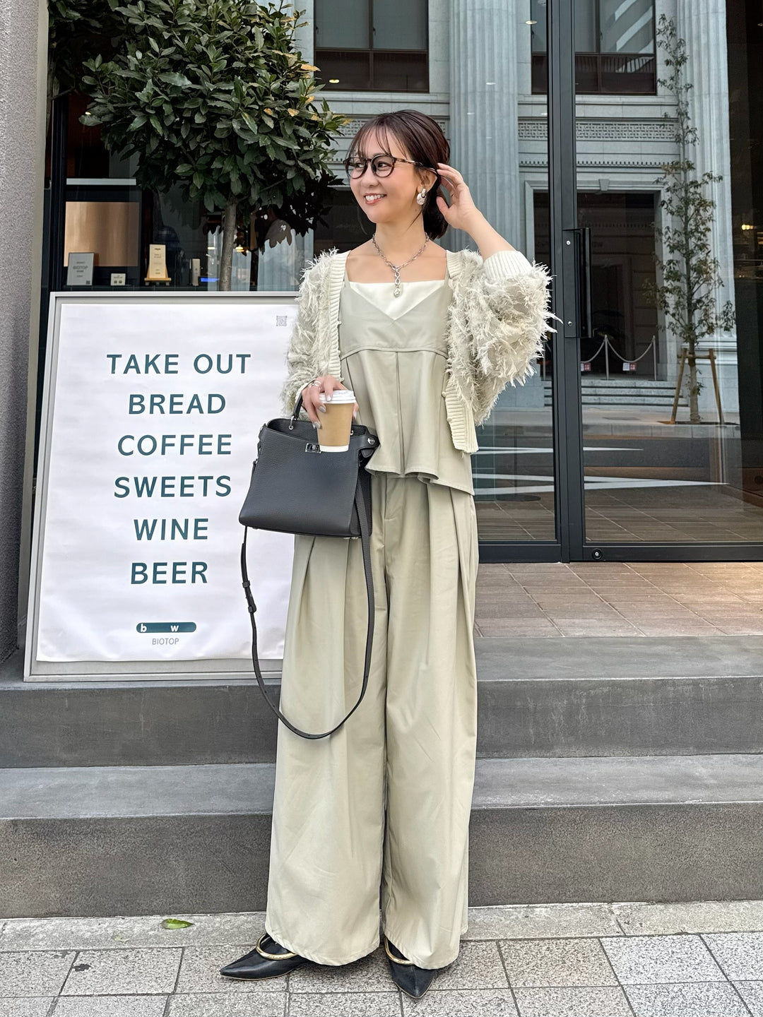 ウォッシャブルフェイクレザータックパンツ / エクリュ