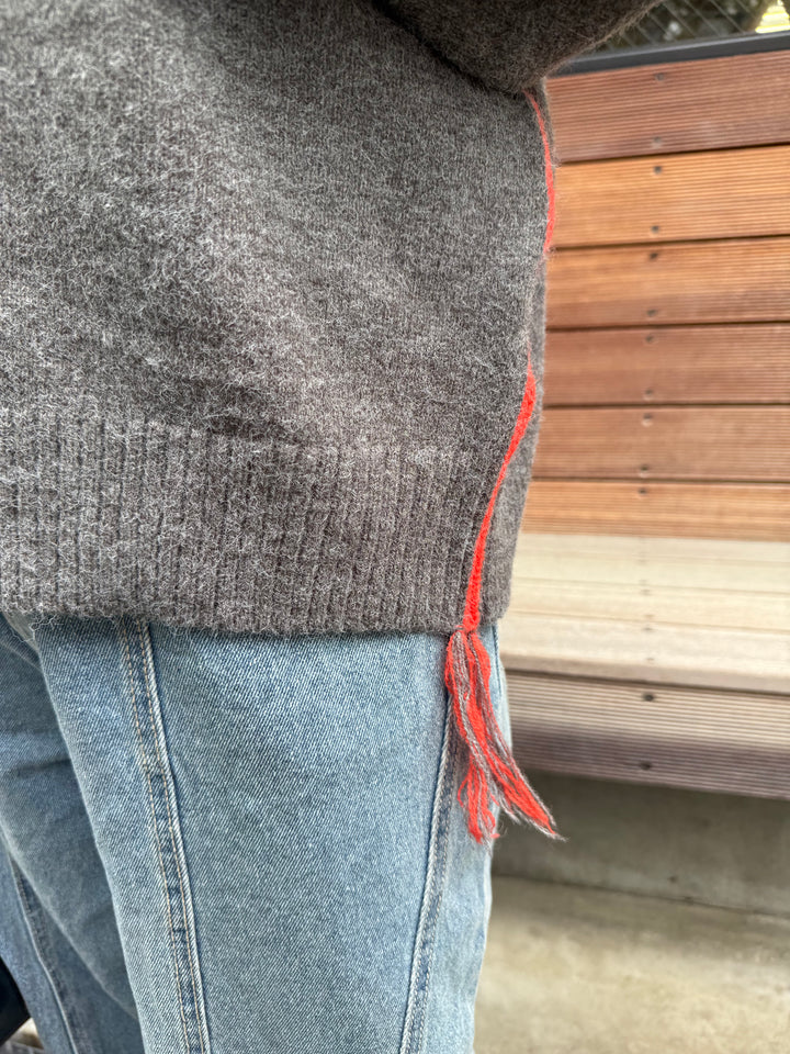 【予約】アルパカタッチ配色ラインプルオーバー / チャコール(12月中旬発送予定)