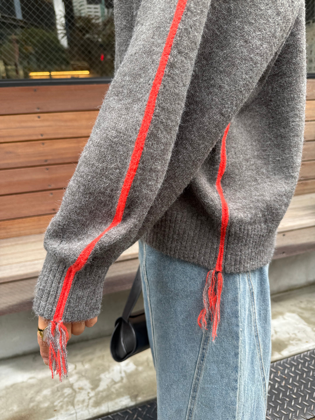 【予約】アルパカタッチ配色ラインプルオーバー / チャコール(12月中旬発送予定)