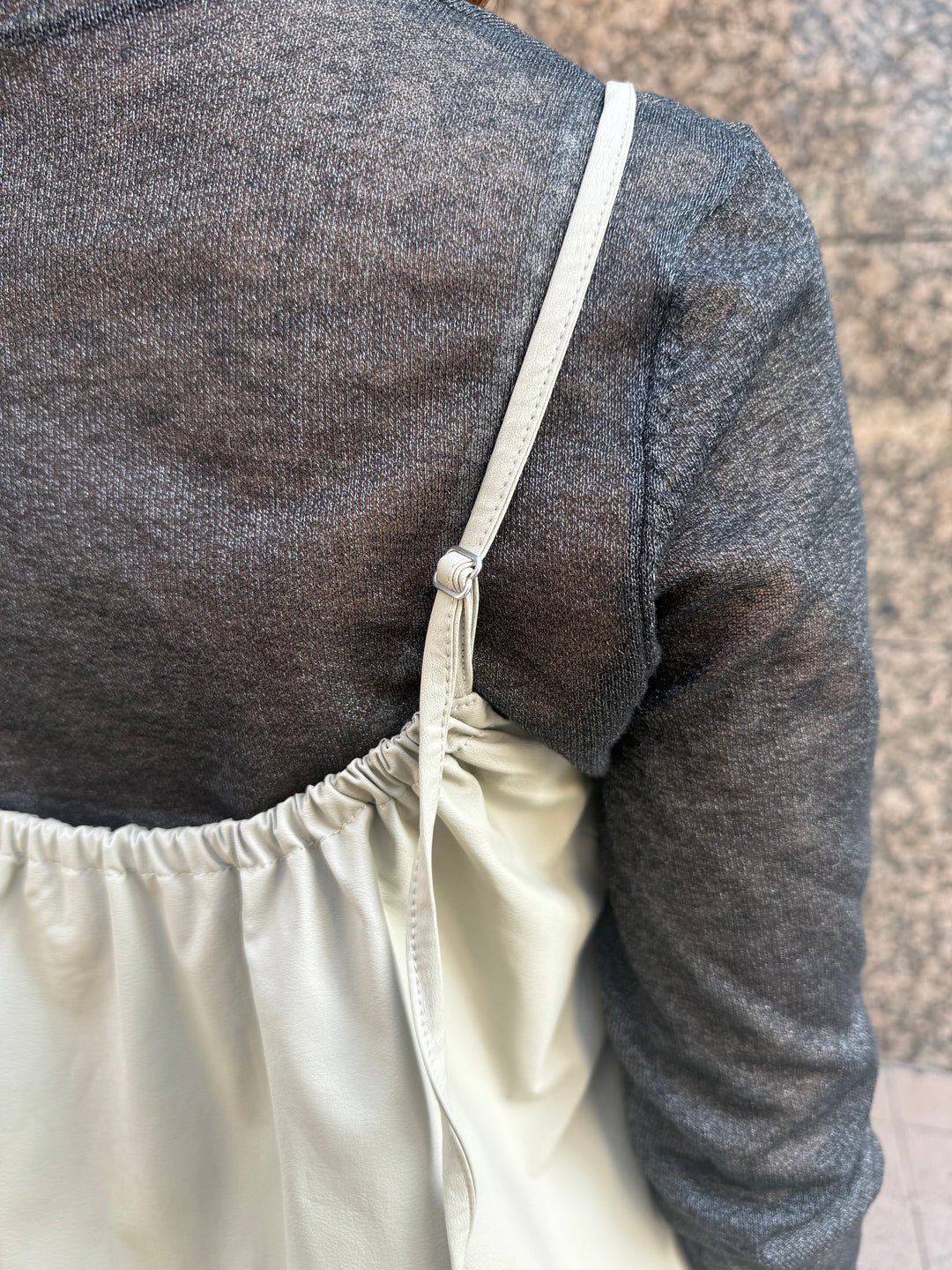 ウォッシャブルフェイクレザーキャミソール / エクリュ