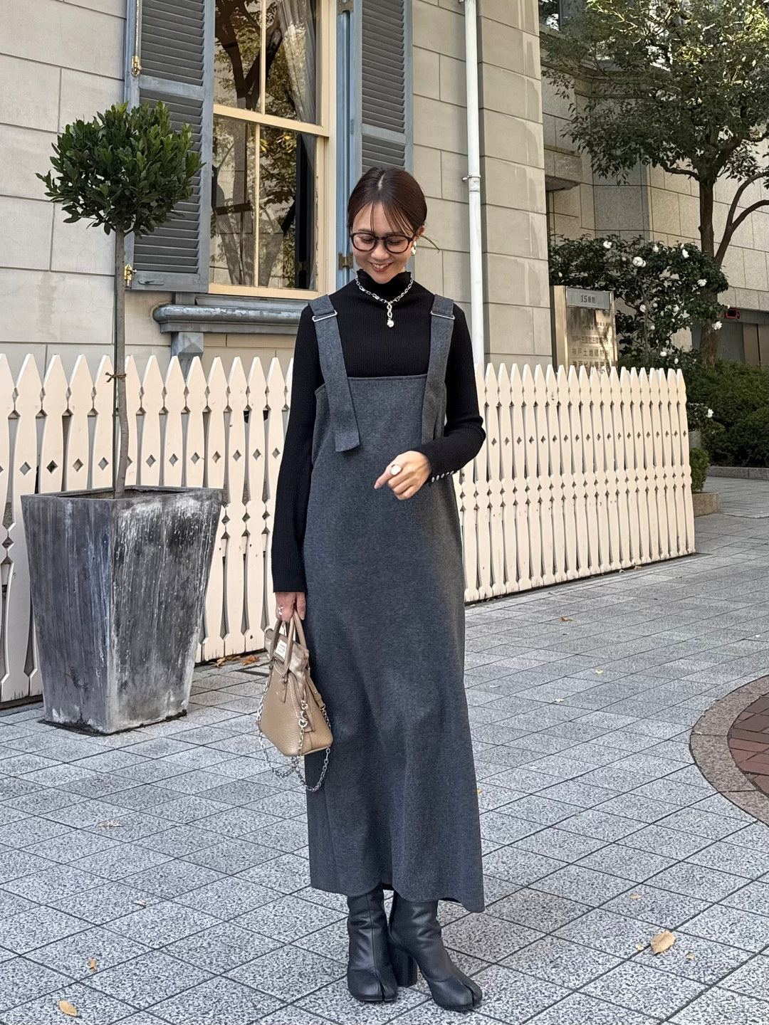 【予約】 ウールライクVネックジャンパースカート / チャコール(1月上旬発送予定)