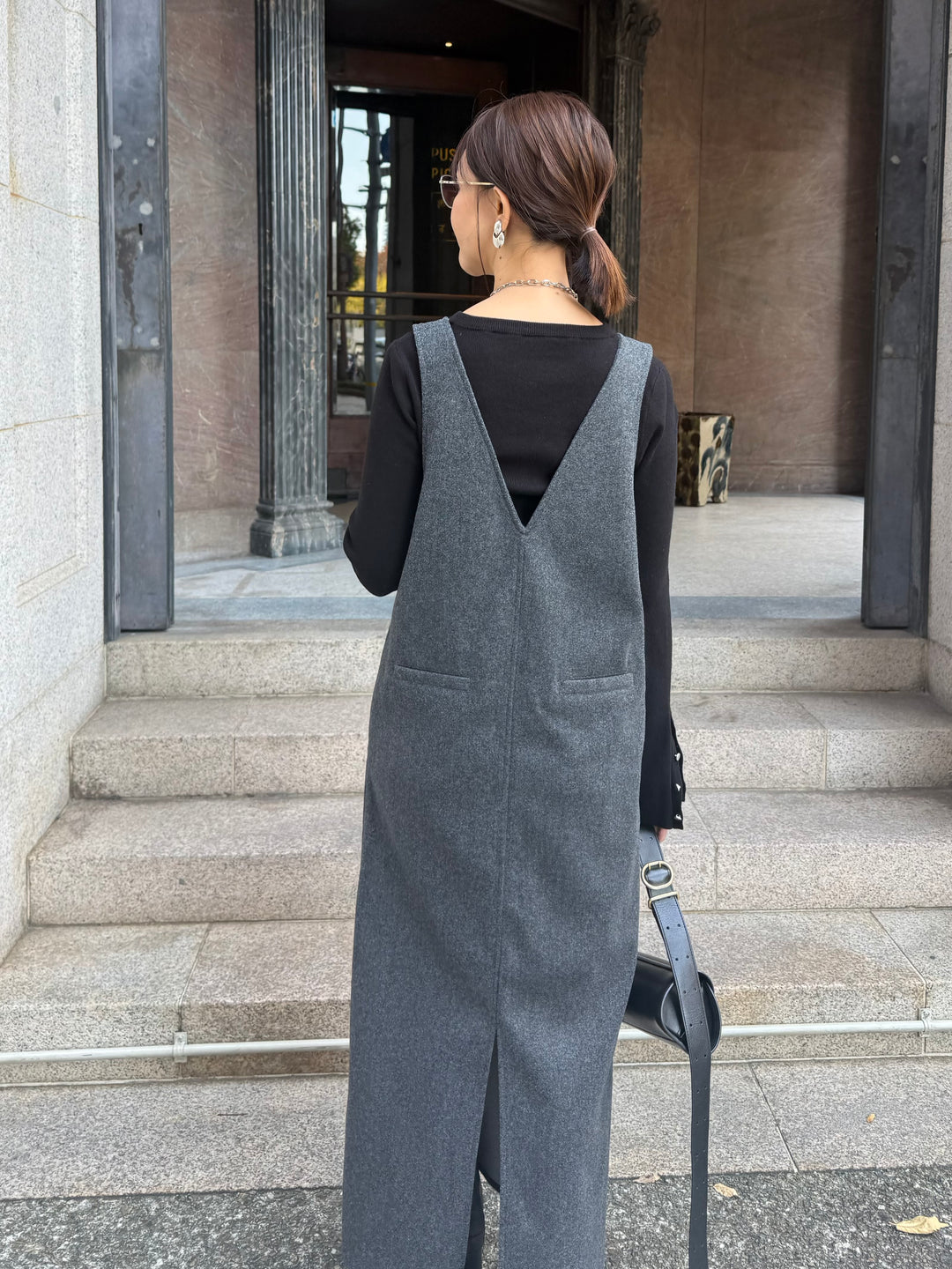 【予約】 ウールライクVネックジャンパースカート / チャコール(1月上旬発送予定)