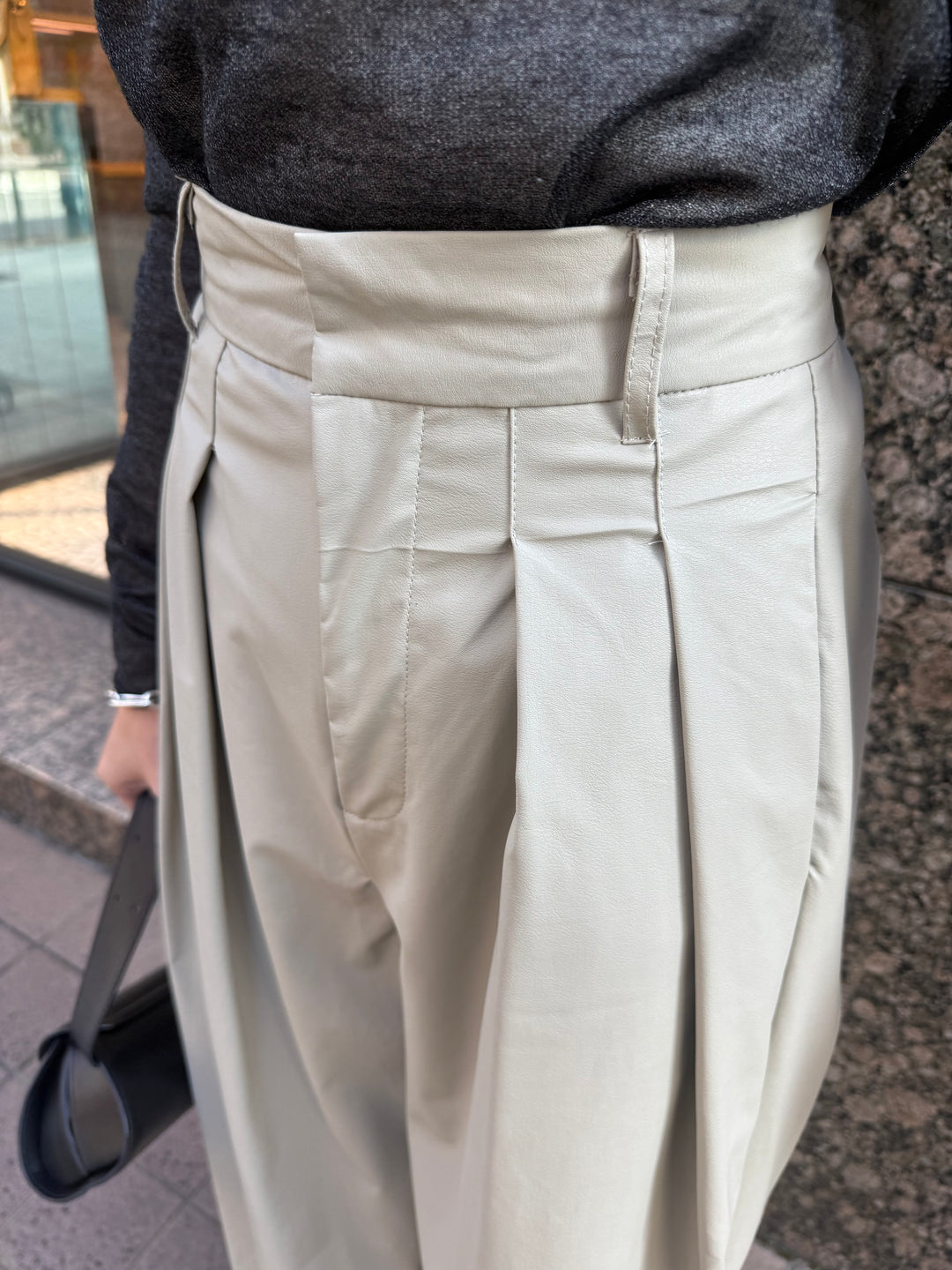 ウォッシャブルフェイクレザータックパンツ / エクリュ