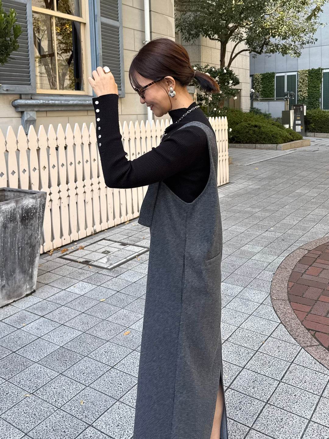 【予約】 ウールライクVネックジャンパースカート / チャコール(1月上旬発送予定)