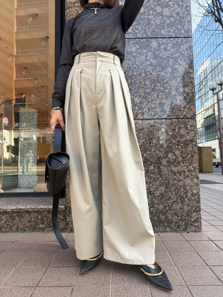 ウォッシャブルフェイクレザータックパンツ / エクリュ