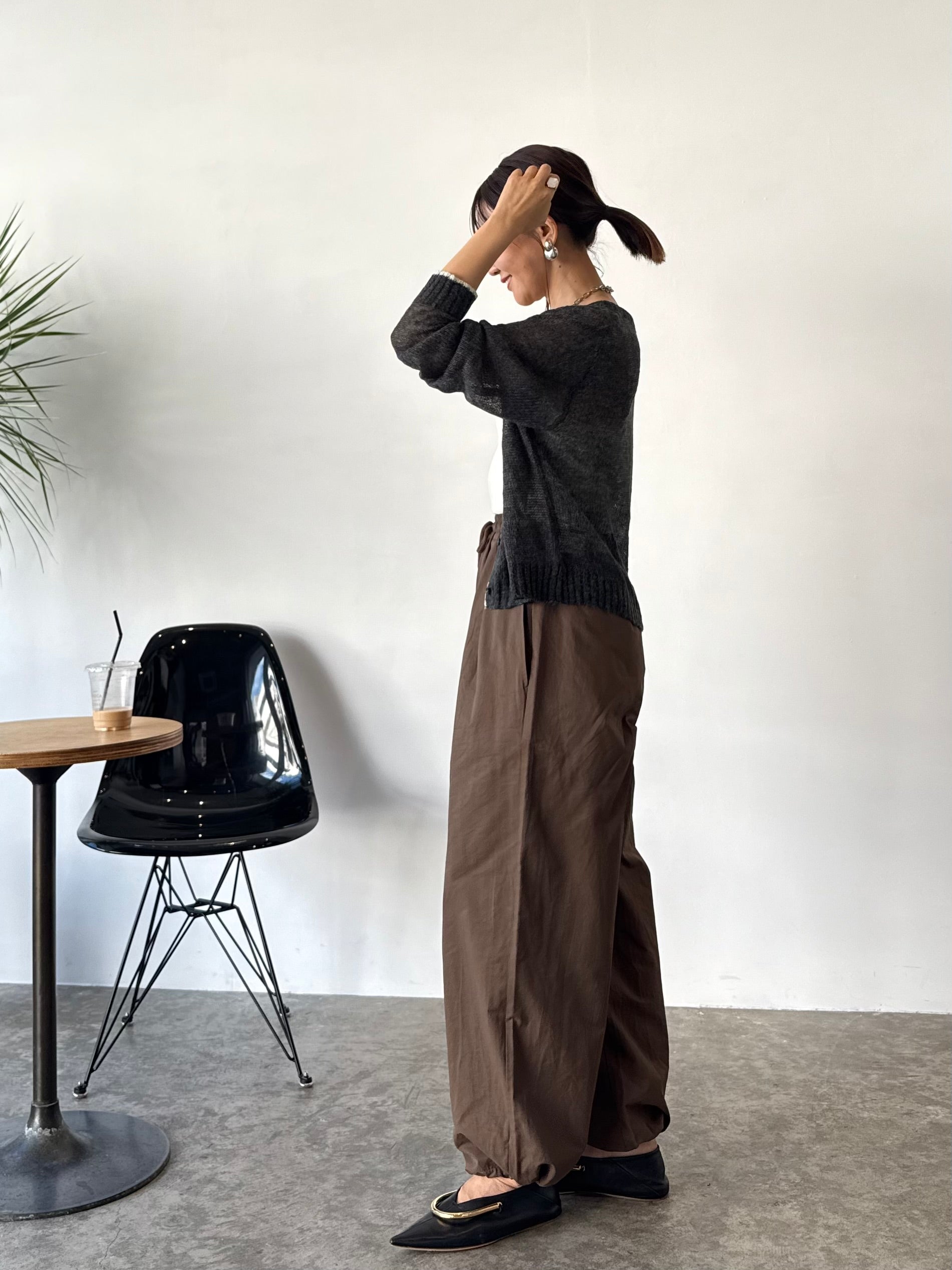 SET]シアー配色カーディガン / チャコール + タックイージーパンツ