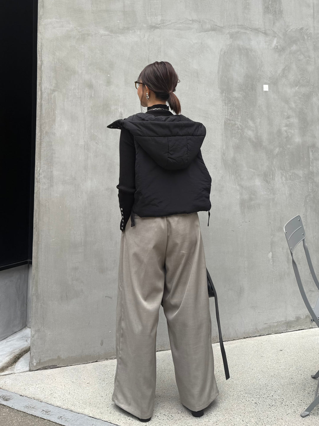 [SET] 中綿フードベスト / ブラック + ツイルタックパンツ / グレージュ