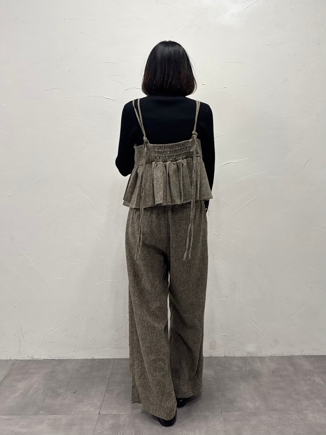 【予約】[3点SET] サマーツイードプリーツキャミ / ブラウン +  サマーツイードタックパンツ / ブラウン + 袖ボタンハイネックニット / ブラック(3月下旬発送予定)