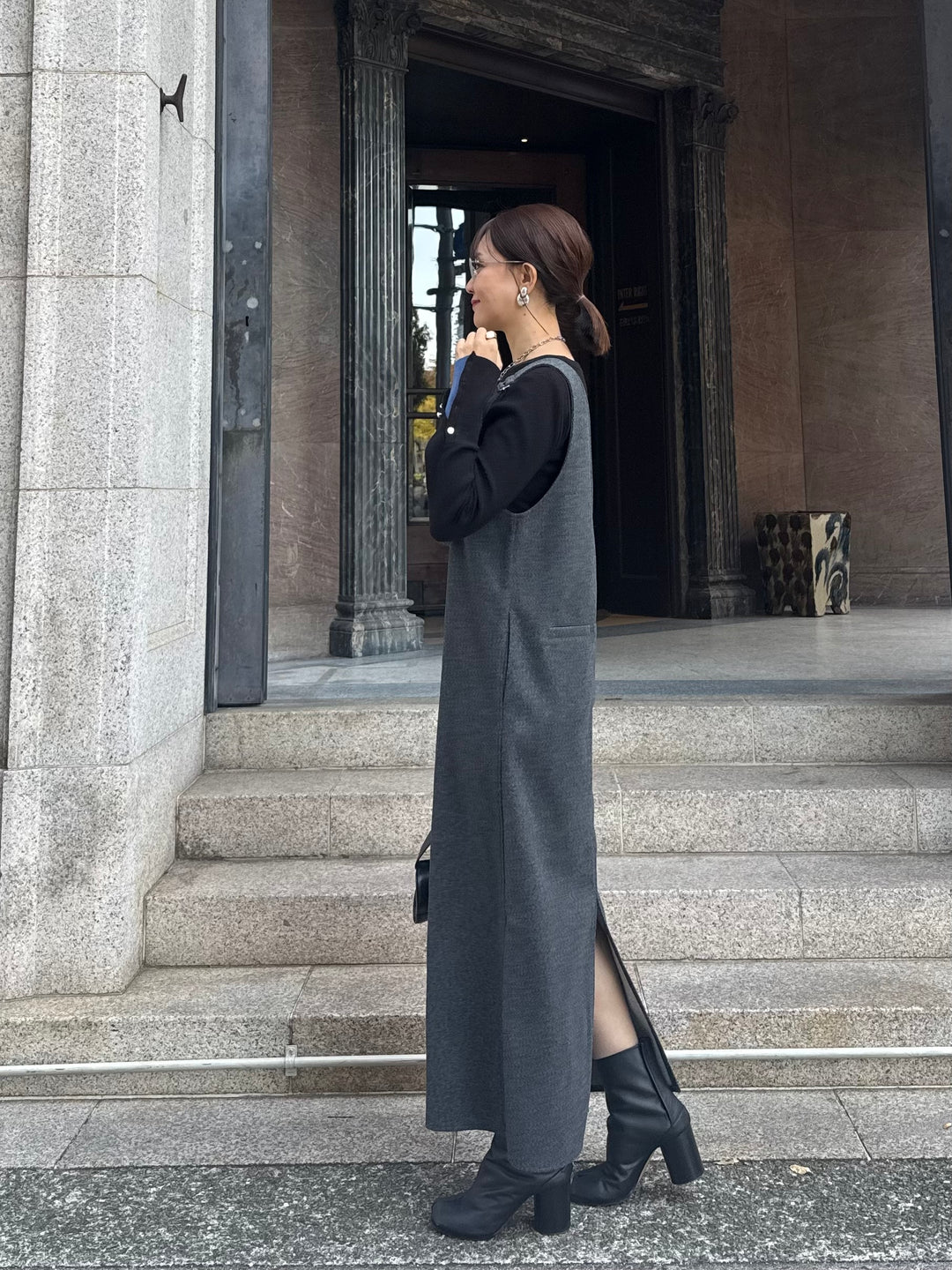 【予約】 ウールライクVネックジャンパースカート / チャコール(1月上旬発送予定)