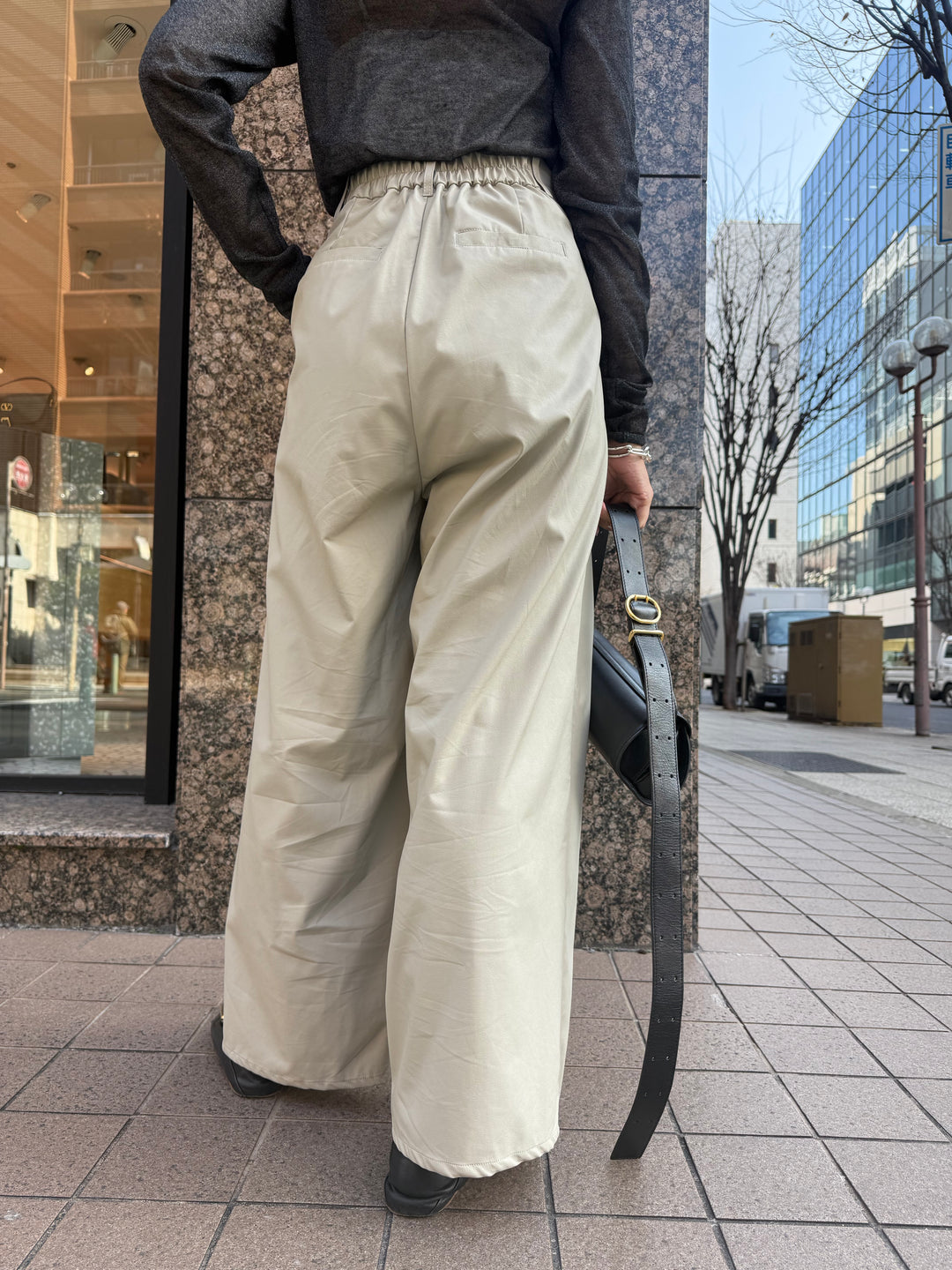 ウォッシャブルフェイクレザータックパンツ / エクリュ