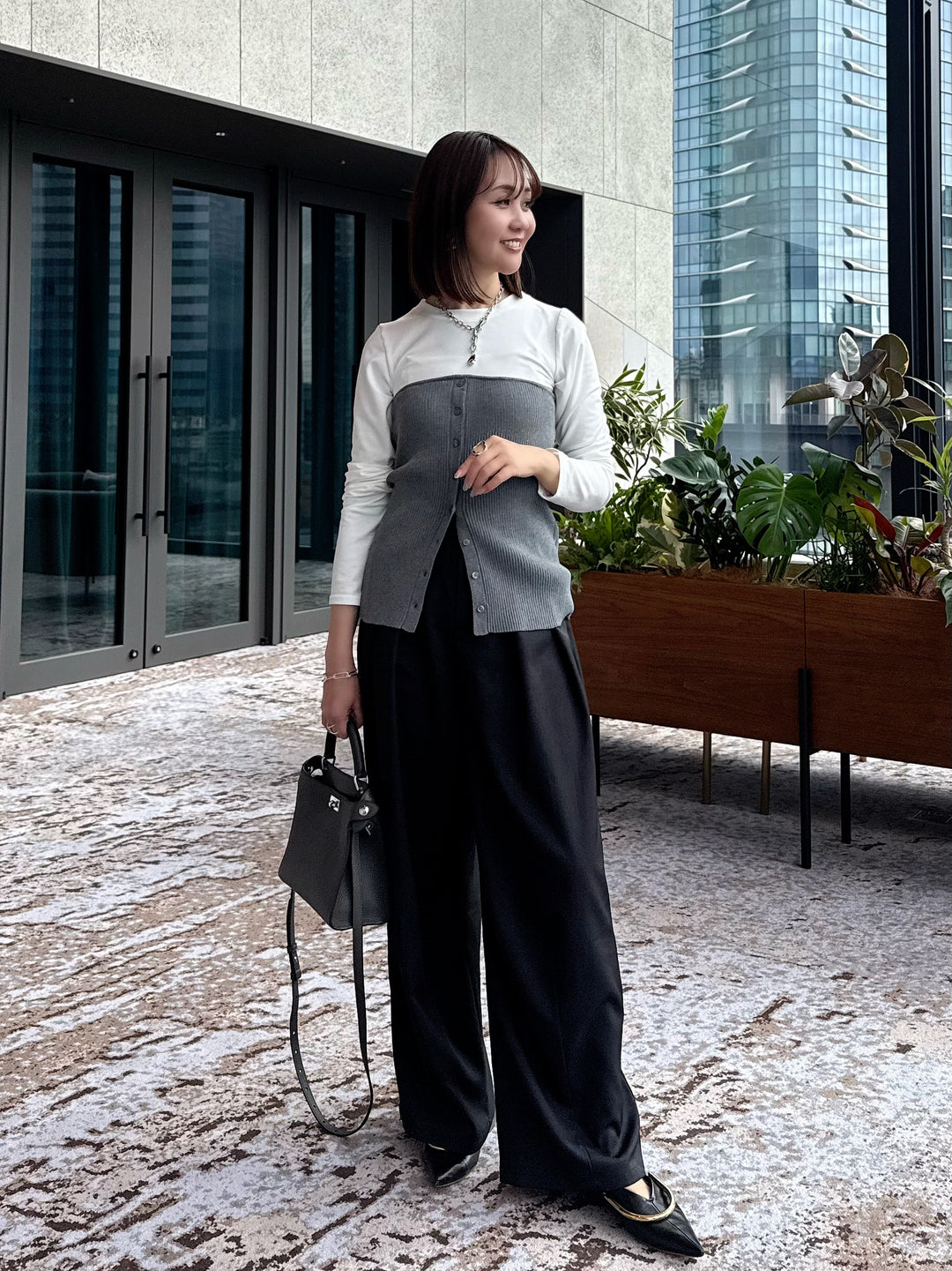 [新作300円OFF] リブニットビスチェドッキングTシャツ / オフホワイト×グレー + ウエストパイピングワイドパンツ / ブラック(4月上旬発送予定)