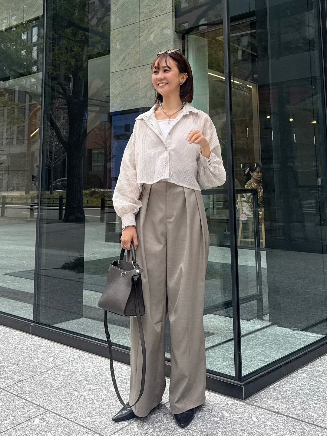 【予約】[SET] シアーストライプショート丈シャツ  / ライトグレー + ウエストパイピングワイドパンツ / グレージュ(4月上旬発送予定)