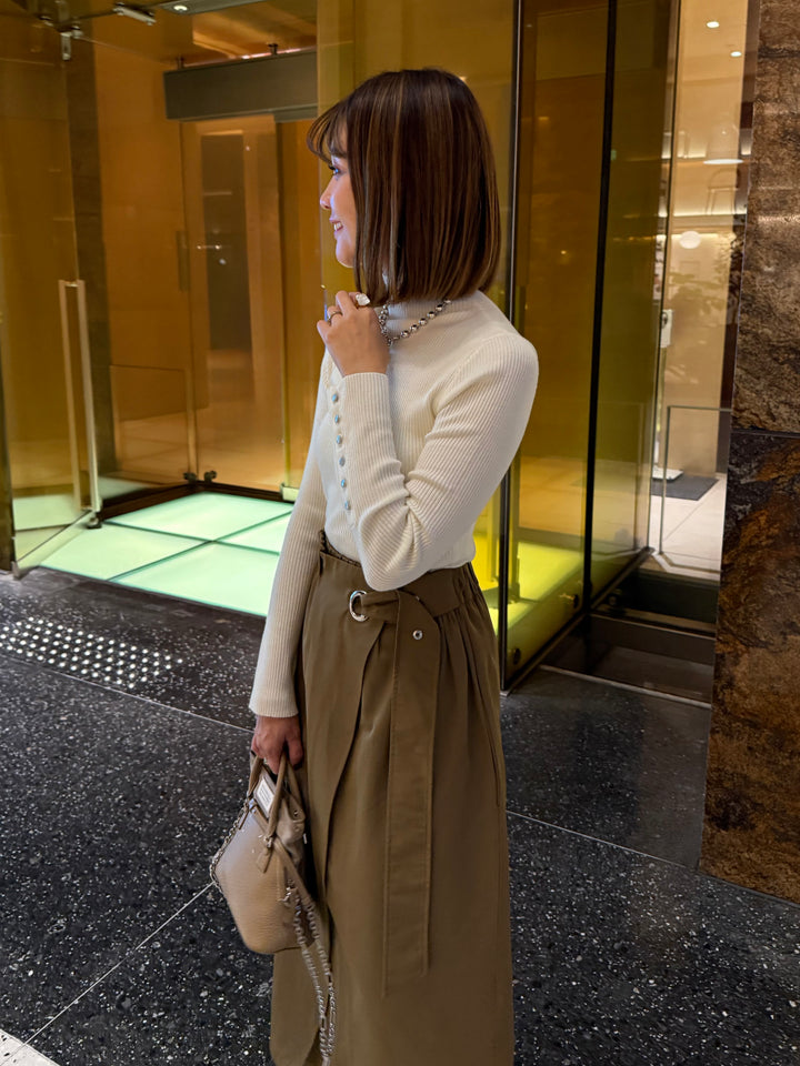 袖ボタンハイネックニット / アイボリー