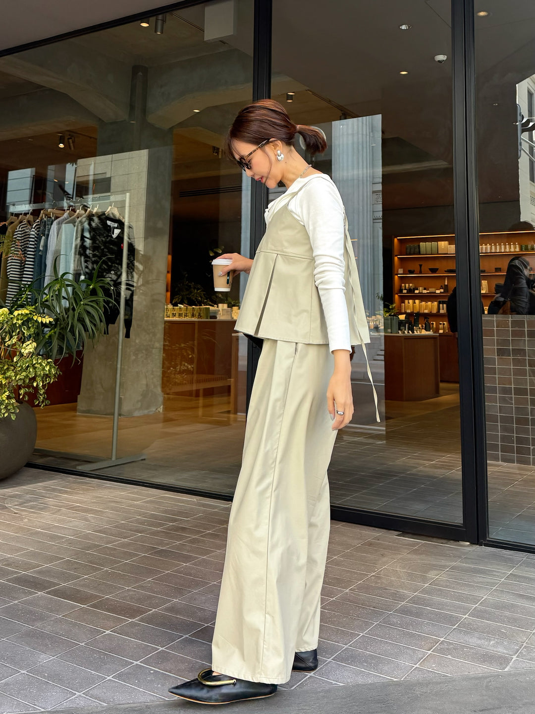 [3点SET] ドレープロングTシャツ / オフホワイト + ウォッシャブルフェイクレザーキャミソール / エクリュ + ウォッシャブルフェイクレザータックパンツ / エクリュ