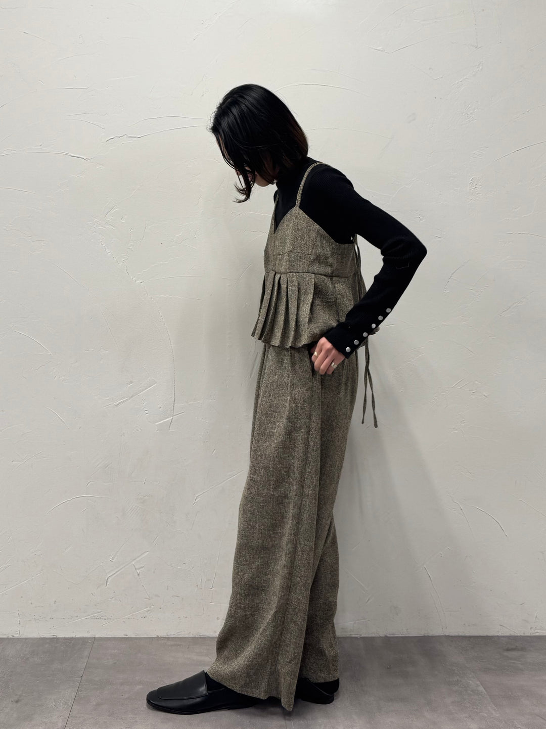 【予約】[3点SET] サマーツイードプリーツキャミ / ブラウン +  サマーツイードタックパンツ / ブラウン + 袖ボタンハイネックニット / ブラック(3月下旬発送予定)