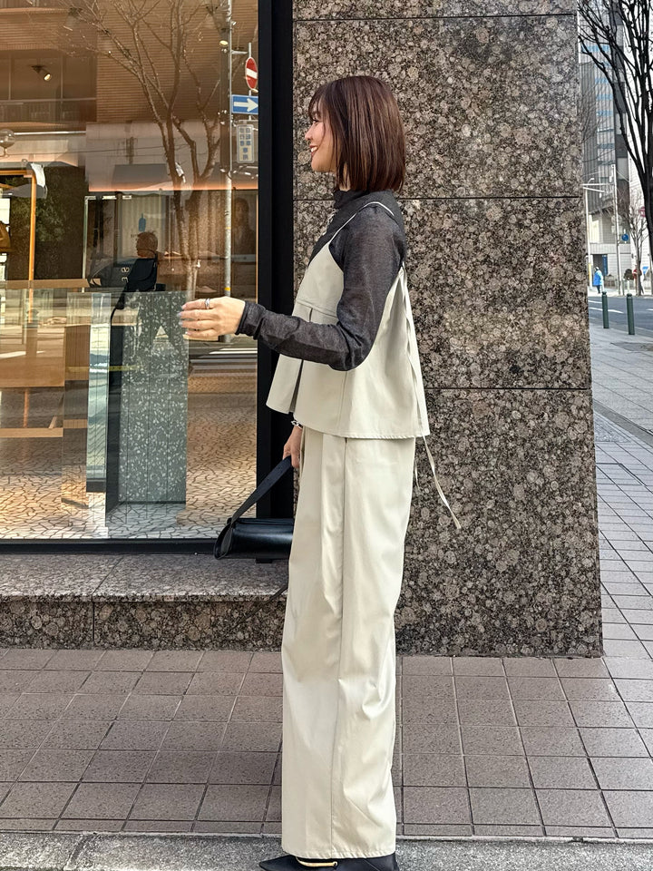 ウォッシャブルフェイクレザータックパンツ / エクリュ