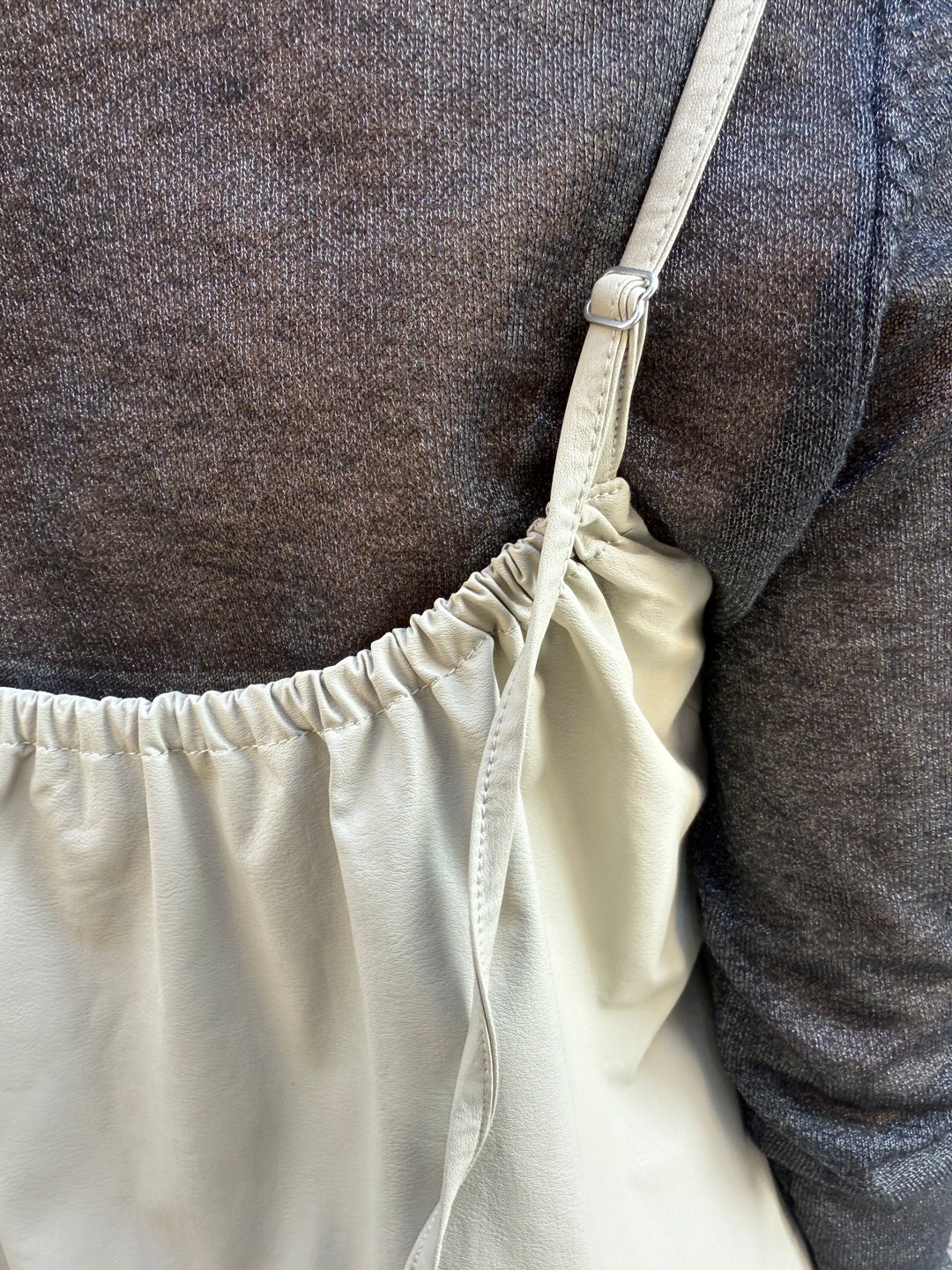 ウォッシャブルフェイクレザーキャミソール / エクリュ