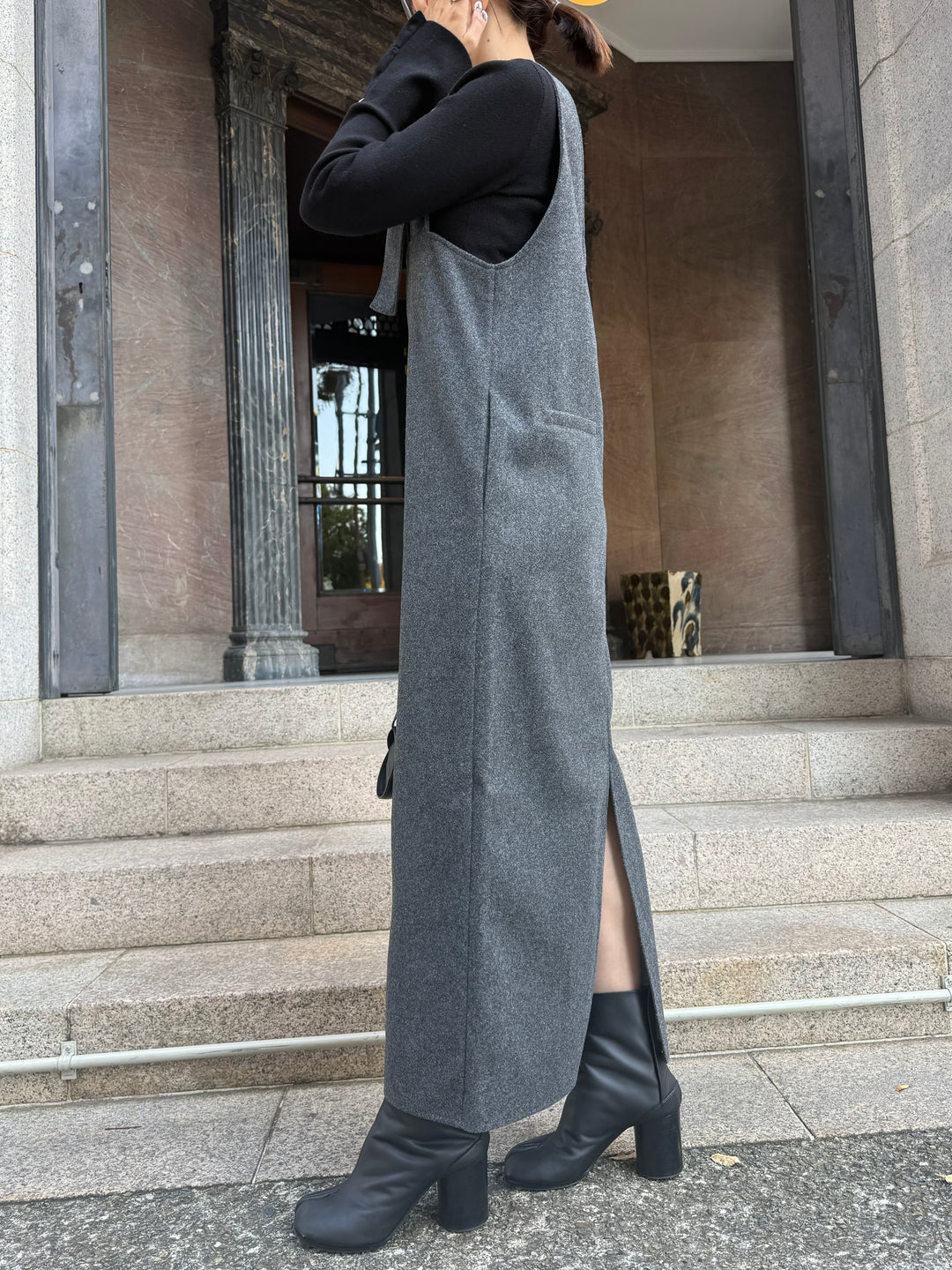 【予約】 ウールライクVネックジャンパースカート / チャコール(1月上旬発送予定)