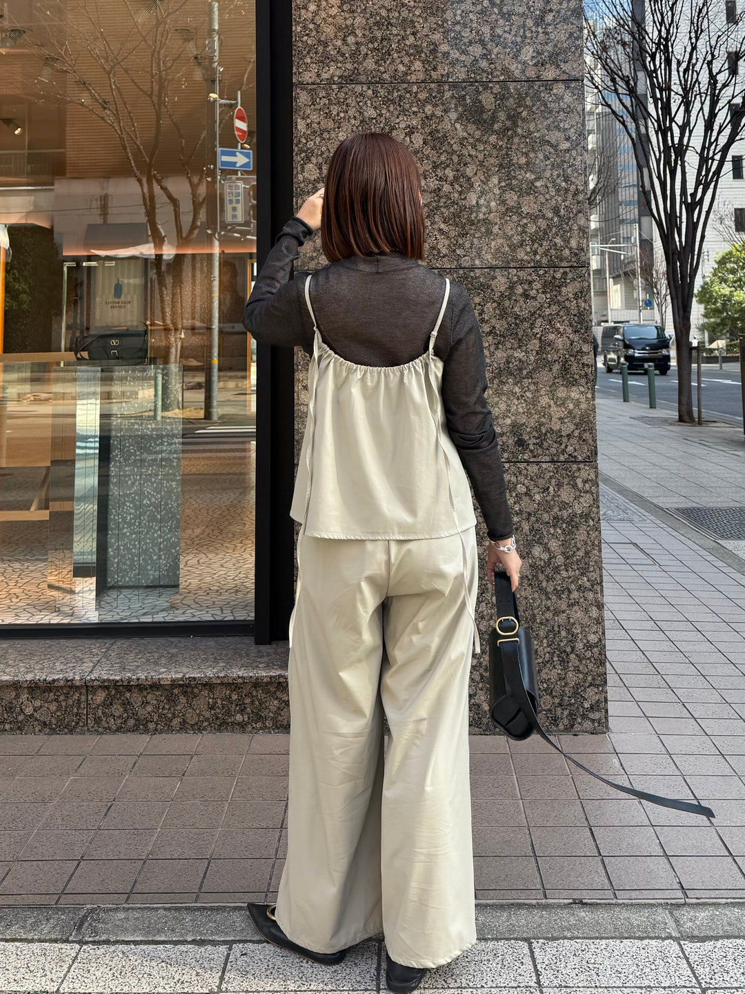 ウォッシャブルフェイクレザータックパンツ / エクリュ